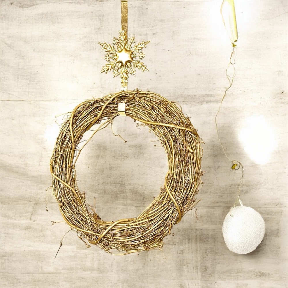 Gold Sparkling Vine Wreath 17”
(Not necessarily Holliday)